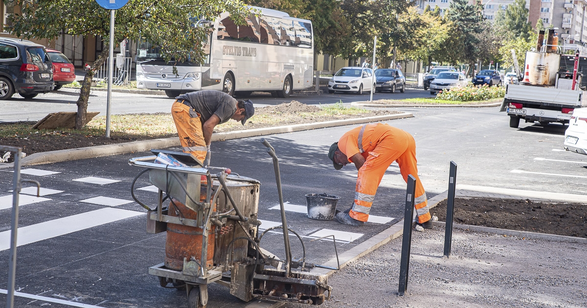 Korszerű közvilágítás, rendezett parkolók